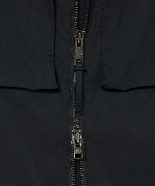 AIGLE（エーグル）の「撥水 ワンポイントロゴ刺繍 ダブルポケット フーデッドジャケット（マウンテンパーカー・メンズ・ブラック/モスグリーン/ベージュ・L/M/S）」の14枚目の写真