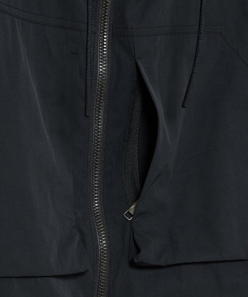 AIGLE（エーグル）の「撥水 ワンポイントロゴ刺繍 ダブルポケット フーデッドジャケット（マウンテンパーカー・メンズ・ブラック/モスグリーン/ベージュ・L/M/S）」の15枚目の写真