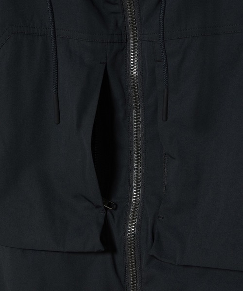 AIGLE（エーグル）の「撥水 ワンポイントロゴ刺繍 ダブルポケット フーデッドジャケット（マウンテンパーカー・メンズ・ブラック/モスグリーン/ベージュ・L/M/S）」の16枚目の写真