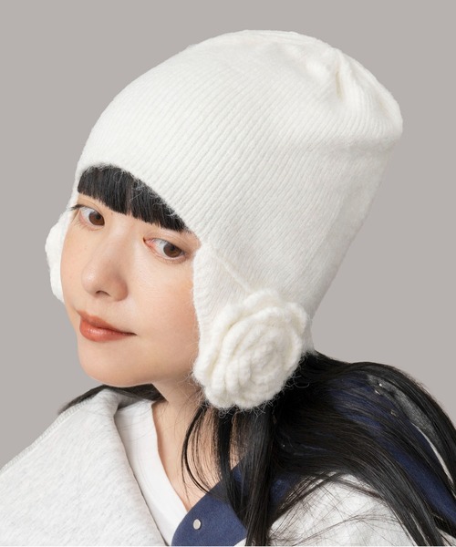 Casselini（キャセリーニ）の「Casselini(キャセリーニ)フラワーニット帽（ニットキャップ/ビーニー・レディース・ホワイト/ブラック・FREE）」の2枚目の写真