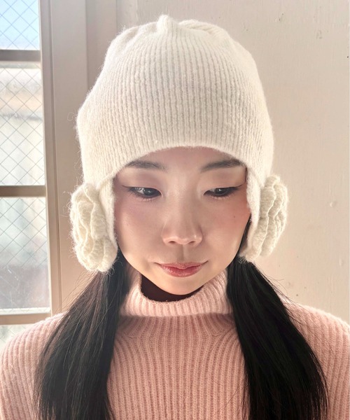 Casselini（キャセリーニ）の「Casselini(キャセリーニ)フラワーニット帽（ニットキャップ/ビーニー・レディース・ホワイト/ブラック・FREE）」の6枚目の写真