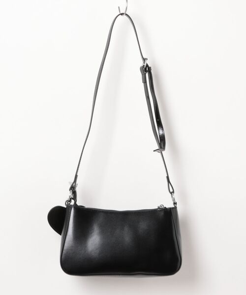 an meets zakka(アンミツザッカ)の「an meets zakka バックルベルト装飾ハートチャーム付きオイリー合成皮革2WAYクラッチレトロショルダーバッグ(ショルダーバッグ・レディース・ブラウン/ブラック/レッド・ONESIZE)」の4枚目の写真