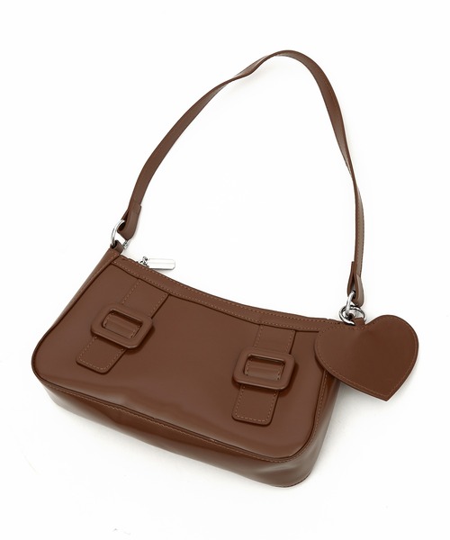 an meets zakka(アンミツザッカ)の「an meets zakka バックルベルト装飾ハートチャーム付きオイリー合成皮革2WAYクラッチレトロショルダーバッグ(ショルダーバッグ・レディース・ブラウン/ブラック/レッド・ONESIZE)」の2枚目の写真