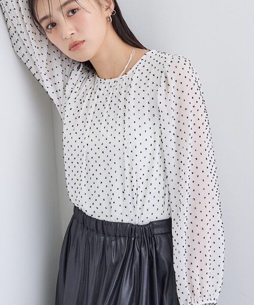 INDIVI(インディヴィ)の「【袖コンシャス】シアードットブラウス(シャツ/ブラウス・レディース・ライトグレー/ホワイト/スモーキーグリーン系/ブラック・36/13/05/38/15 )」の1枚目の写真