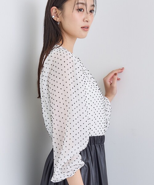 INDIVI(インディヴィ)の「【袖コンシャス】シアードットブラウス(シャツ/ブラウス・レディース・ライトグレー/ホワイト/スモーキーグリーン系/ブラック・36/13/05/38/15 )」の6枚目の写真