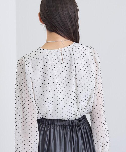 INDIVI(インディヴィ)の「【袖コンシャス】シアードットブラウス(シャツ/ブラウス・レディース・ライトグレー/ホワイト/スモーキーグリーン系/ブラック・36/13/05/38/15 )」の7枚目の写真