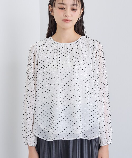 INDIVI(インディヴィ)の「【袖コンシャス】シアードットブラウス(シャツ/ブラウス・レディース・ライトグレー/ホワイト/スモーキーグリーン系/ブラック・36/13/05/38/15 )」の22枚目の写真