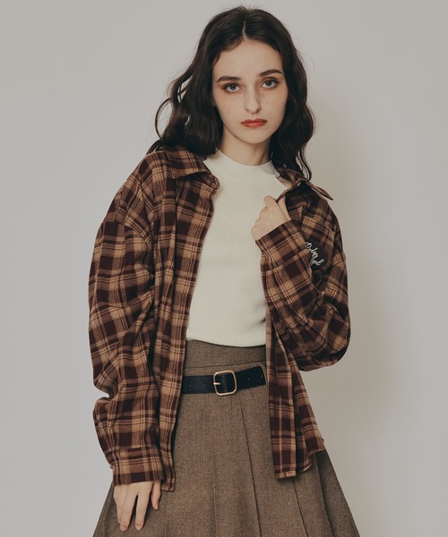 REDYAZEL(レディアゼル)の「ロゴワッペンオーバーシャツ(シャツ/ブラウス・レディース・キャメル/ピンク/ブルー系その他/ブラウン系その他・FREE)」の2枚目の写真