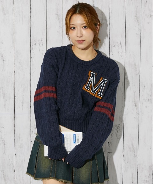 GORGE(ゴージ)の「《カレッジワッペン×袖ライン》レディース ケーブルニット ショート丈 トレンド 秋冬(ニット/セーター・レディース・チャコール/アイボリー/ネイビー・F)」の3枚目の写真