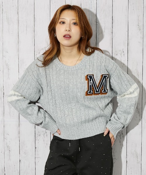 GORGE(ゴージ)の「《カレッジワッペン×袖ライン》レディース ケーブルニット ショート丈 トレンド 秋冬(ニット/セーター・レディース・チャコール/アイボリー/ネイビー・F)」の2枚目の写真