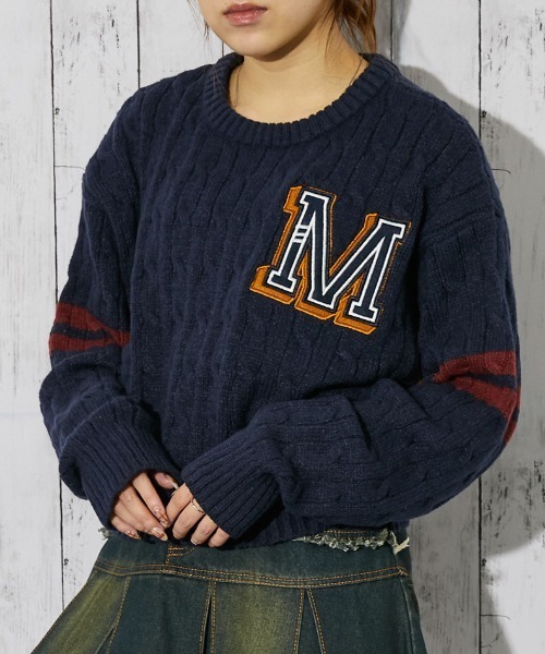 GORGE(ゴージ)の「《カレッジワッペン×袖ライン》レディース ケーブルニット ショート丈 トレンド 秋冬(ニット/セーター・レディース・チャコール/アイボリー/ネイビー・F)」の4枚目の写真
