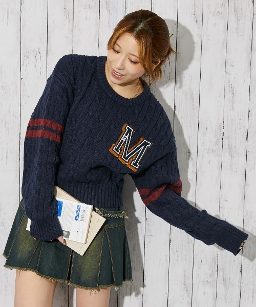 GORGE(ゴージ)の「《カレッジワッペン×袖ライン》レディース ケーブルニット ショート丈 トレンド 秋冬(ニット/セーター・レディース・チャコール/アイボリー/ネイビー・F)」の5枚目の写真