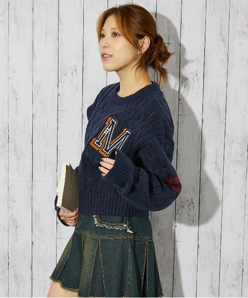 GORGE(ゴージ)の「《カレッジワッペン×袖ライン》レディース ケーブルニット ショート丈 トレンド 秋冬(ニット/セーター・レディース・チャコール/アイボリー/ネイビー・F)」の6枚目の写真