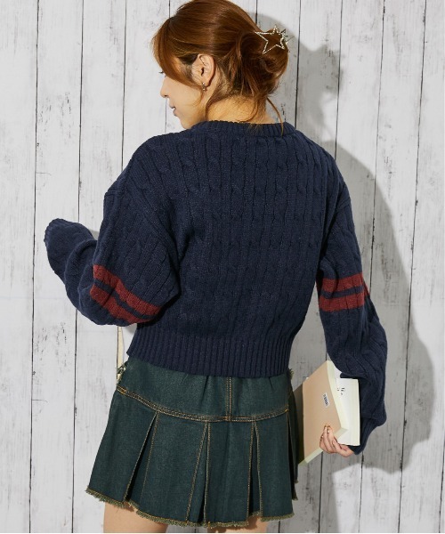 GORGE(ゴージ)の「《カレッジワッペン×袖ライン》レディース ケーブルニット ショート丈 トレンド 秋冬(ニット/セーター・レディース・チャコール/アイボリー/ネイビー・F)」の7枚目の写真