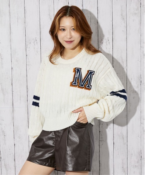 GORGE(ゴージ)の「《カレッジワッペン×袖ライン》レディース ケーブルニット ショート丈 トレンド 秋冬(ニット/セーター・レディース・チャコール/アイボリー/ネイビー・F)」の9枚目の写真