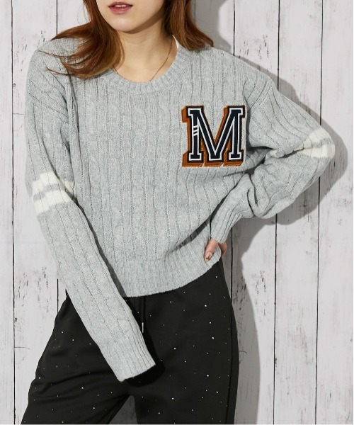 GORGE(ゴージ)の「《カレッジワッペン×袖ライン》レディース ケーブルニット ショート丈 トレンド 秋冬(ニット/セーター・レディース・チャコール/アイボリー/ネイビー・F)」の12枚目の写真