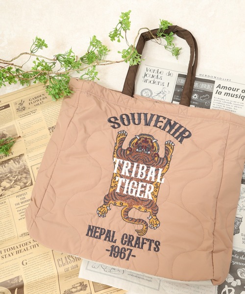 KRIFF MAYER（クリフメイヤー）の「KRIFF MAYER ｽｰﾍﾞﾆｱ刺繍ﾄｰﾄBAG（トートバッグ・メンズ・キャメル/ピンクベージュ/オリーブ/ブラック/オフホワイト/パープル・F）」の6枚目の写真