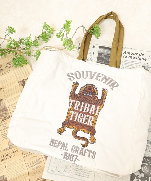 KRIFF MAYER（クリフメイヤー）の「KRIFF MAYER ｽｰﾍﾞﾆｱ刺繍ﾄｰﾄBAG（トートバッグ・メンズ・キャメル/ピンクベージュ/オリーブ/ブラック/オフホワイト/パープル・F）」の2枚目の写真