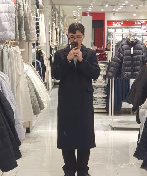 MUSINSA STANDARD（ムシンサスタンダード）の「カシミアブレンドパパショルダーシングルロングコート[ブラック]（チェスターコート・メンズ・その他・MEDIUM/LARGE/X-LARGE/XX-LARGE）」の22枚目の写真