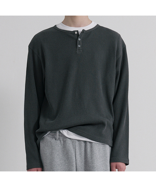 WOOALONG(ウアロン)の「Layered Loose Waffle Henley Neck Long Sleeve Tee - FADE CHARCOAL(Tシャツ/カットソー・レディース・ダークグレー・SMALL/MEDIUM/LARGE)」の1枚目の写真