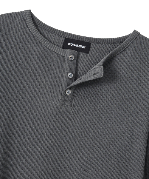 WOOALONG(ウアロン)の「Layered Loose Waffle Henley Neck Long Sleeve Tee - FADE CHARCOAL(Tシャツ/カットソー・レディース・ダークグレー・SMALL/MEDIUM/LARGE)」の3枚目の写真