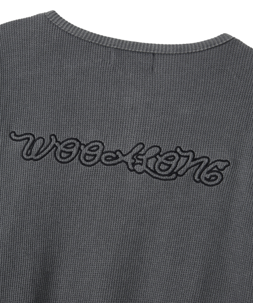 WOOALONG(ウアロン)の「Layered Loose Waffle Henley Neck Long Sleeve Tee - FADE CHARCOAL(Tシャツ/カットソー・レディース・ダークグレー・SMALL/MEDIUM/LARGE)」の4枚目の写真