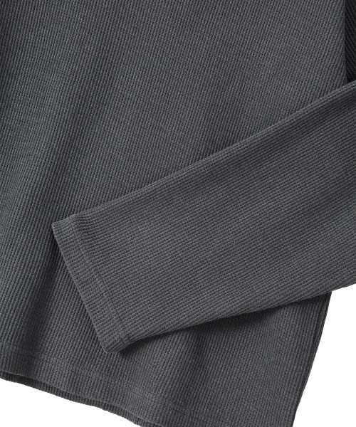 WOOALONG(ウアロン)の「Layered Loose Waffle Henley Neck Long Sleeve Tee - FADE CHARCOAL(Tシャツ/カットソー・レディース・ダークグレー・SMALL/MEDIUM/LARGE)」の5枚目の写真