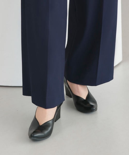 RUIRUE BOUTIQUE（ルイルエブティック）の「【選べる2素材】Vカット ヒール パンプス | 靴  / 7cmヒールパンプス / チャンキーヒールパンプス（パンプス・レディース・ブラック系1/グレー系1/シルバー/ブラック/ブラウン系1・22.5cm/23cm/23.5cm/24cm/24.5cm）」の2枚目の写真