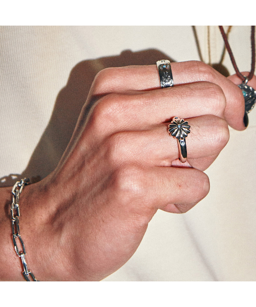 ANONYMOUS ARTISAN(アノニマスアルティザン)の「Western Concho Ring(リング・レディース・その他・30/28/12号/13号/16号/26号/29号/21号/27号/22号/23号/24号/25号/14号/17号/18号/19号/20号/15号)」の2枚目の写真