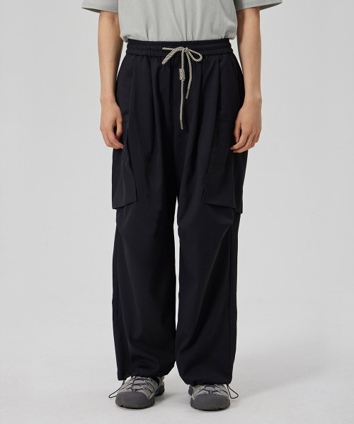 MAKEITTO(メイキット)の「TWO TUCK WIDE PARACHUTE CARGO PANTS_BLACK(その他パンツ・メンズ・その他・LARGE/X-LARGE/XX-LARGE/MEDIUM)」の2枚目の写真