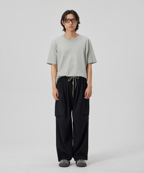 MAKEITTO(メイキット)の「TWO TUCK WIDE PARACHUTE CARGO PANTS_BLACK(その他パンツ・メンズ・その他・LARGE/X-LARGE/XX-LARGE/MEDIUM)」の4枚目の写真