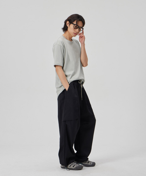 MAKEITTO(メイキット)の「TWO TUCK WIDE PARACHUTE CARGO PANTS_BLACK(その他パンツ・メンズ・その他・LARGE/X-LARGE/XX-LARGE/MEDIUM)」の6枚目の写真