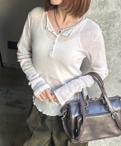 PAGEBOY（ページボーイ）の「フローズンネップヘンリーネックプルオーバー／シアートップス 【重ね着もオススメ】（Tシャツ/カットソー・レディース・ブラック/ブルー/グレー/オフホワイト・FREE）」の2枚目の写真