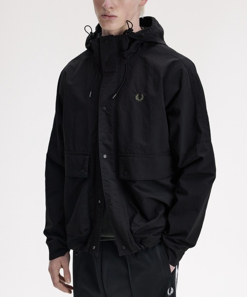 FRED PERRY（フレッドペリー）の「Cropped Ripstop Parka／クロップドリップストップパーカジャケット（マウンテンパーカー・メンズ・ダークブルー/ブラック・M/L/S）」の2枚目の写真