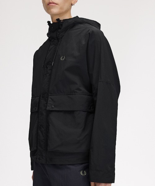 FRED PERRY(フレッドペリー)の「Cropped Ripstop Parka/クロップドリップストップパーカジャケット(マウンテンパーカー・メンズ・ダークブルー/ブラック・M/L/S)」の9枚目の写真