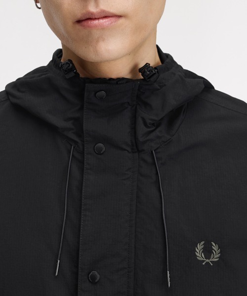 FRED PERRY(フレッドペリー)の「Cropped Ripstop Parka/クロップドリップストップパーカジャケット(マウンテンパーカー・メンズ・ダークブルー/ブラック・M/L/S)」の8枚目の写真