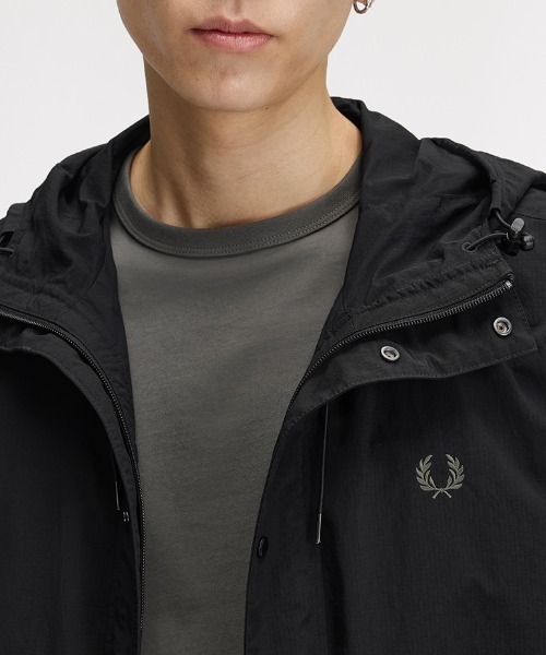 FRED PERRY(フレッドペリー)の「Cropped Ripstop Parka/クロップドリップストップパーカジャケット(マウンテンパーカー・メンズ・ダークブルー/ブラック・M/L/S)」の7枚目の写真