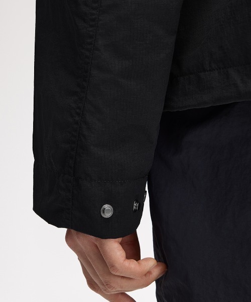 FRED PERRY(フレッドペリー)の「Cropped Ripstop Parka/クロップドリップストップパーカジャケット(マウンテンパーカー・メンズ・ダークブルー/ブラック・M/L/S)」の5枚目の写真