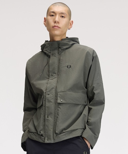 FRED PERRY(フレッドペリー)の「Cropped Ripstop Parka/クロップドリップストップパーカジャケット(マウンテンパーカー・メンズ・ダークブルー/ブラック・M/L/S)」の17枚目の写真