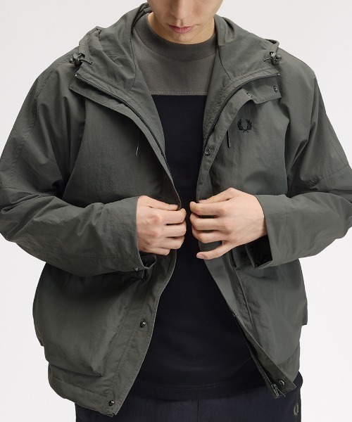 FRED PERRY(フレッドペリー)の「Cropped Ripstop Parka/クロップドリップストップパーカジャケット(マウンテンパーカー・メンズ・ダークブルー/ブラック・M/L/S)」の16枚目の写真