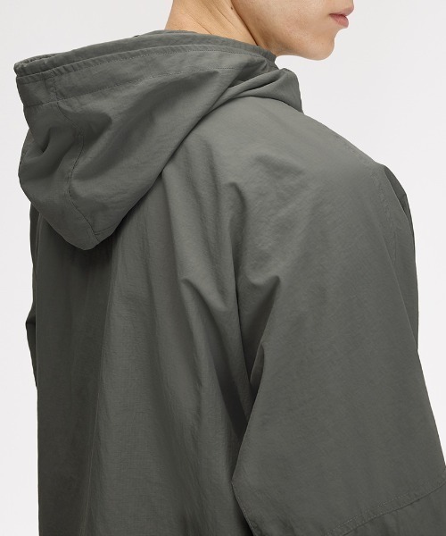 FRED PERRY(フレッドペリー)の「Cropped Ripstop Parka/クロップドリップストップパーカジャケット(マウンテンパーカー・メンズ・ダークブルー/ブラック・M/L/S)」の15枚目の写真