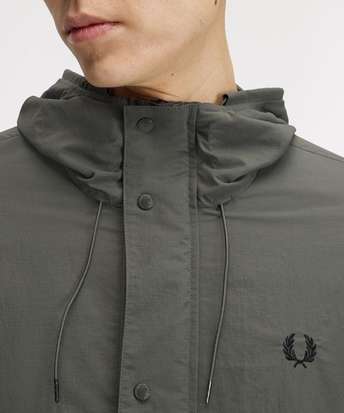 FRED PERRY(フレッドペリー)の「Cropped Ripstop Parka/クロップドリップストップパーカジャケット(マウンテンパーカー・メンズ・ダークブルー/ブラック・M/L/S)」の14枚目の写真