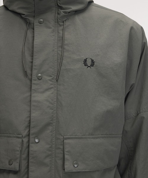 FRED PERRY(フレッドペリー)の「Cropped Ripstop Parka/クロップドリップストップパーカジャケット(マウンテンパーカー・メンズ・ダークブルー/ブラック・M/L/S)」の13枚目の写真
