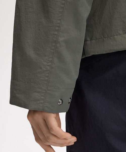 FRED PERRY(フレッドペリー)の「Cropped Ripstop Parka/クロップドリップストップパーカジャケット(マウンテンパーカー・メンズ・ダークブルー/ブラック・M/L/S)」の12枚目の写真