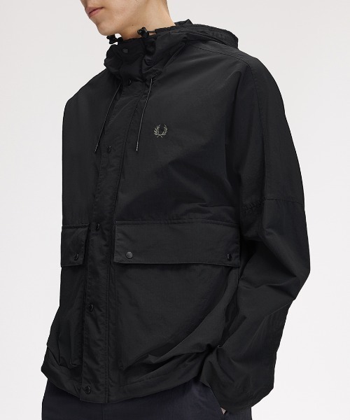 FRED PERRY（フレッドペリー）の「Cropped Ripstop Parka／クロップドリップストップパーカジャケット（マウンテンパーカー・メンズ・ダークブルー/ブラック/グリーン/ブラック系その他・M/L/S）」の11枚目の写真