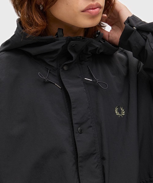FRED PERRY（フレッドペリー）の「Cropped Ripstop Parka／クロップドリップストップパーカジャケット（マウンテンパーカー・メンズ・ダークブルー/ブラック/グリーン/ブラック系その他・M/L/S）」の8枚目の写真