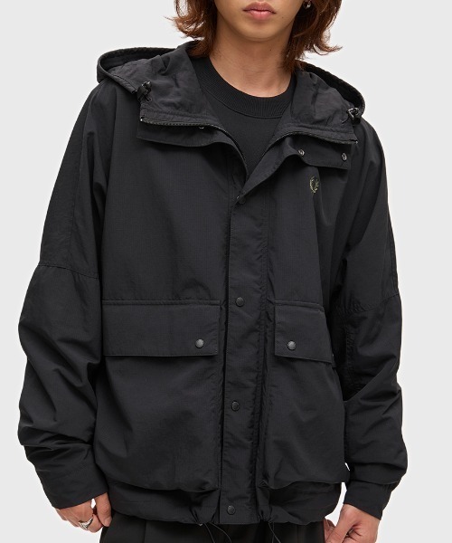 FRED PERRY（フレッドペリー）の「Cropped Ripstop Parka／クロップドリップストップパーカジャケット（マウンテンパーカー・メンズ・ダークブルー/ブラック/グリーン/ブラック系その他・M/L/S）」の6枚目の写真