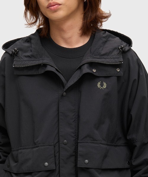 FRED PERRY（フレッドペリー）の「Cropped Ripstop Parka／クロップドリップストップパーカジャケット（マウンテンパーカー・メンズ・ダークブルー/ブラック/グリーン/ブラック系その他・M/L/S）」の7枚目の写真