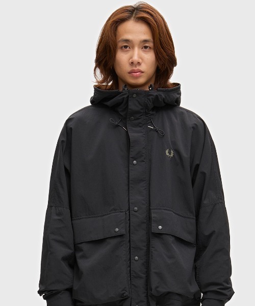 FRED PERRY（フレッドペリー）の「Cropped Ripstop Parka／クロップドリップストップパーカジャケット（マウンテンパーカー・メンズ・ダークブルー/ブラック/グリーン/ブラック系その他・M/L/S）」の9枚目の写真