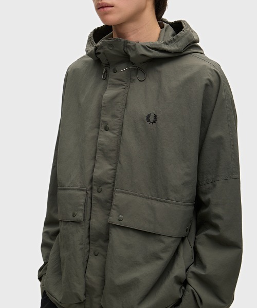 FRED PERRY（フレッドペリー）の「Cropped Ripstop Parka／クロップドリップストップパーカジャケット（マウンテンパーカー・メンズ・ダークブルー/ブラック/グリーン/ブラック系その他・M/L/S）」の14枚目の写真